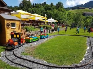 RothenthurmBeaver Creek Ranch的公园里一条赛道上的玩具火车