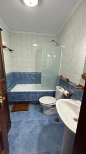 萨龙El pisuco的带浴缸、卫生间和盥洗盆的浴室