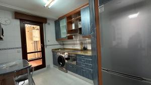 萨龙El pisuco的厨房配有洗衣机和烘干机