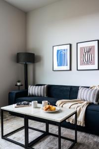 里诺Kasa Archive Reno-Tahoe的客厅配有蓝色的沙发和茶几