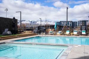 里诺Kasa Archive Reno-Tahoe的一座位于山间酒店后面的游泳池