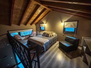 拉安戈斯图拉镇Departamento Villa la Angostura的一间卧室配有一张床和一台电视。