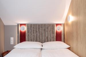 尤斯托尼莫斯基SKARPA resort的一间卧室,床上方有两盏灯
