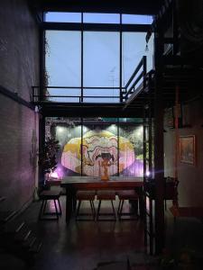 曼谷New York Loft & Japanese Magic by V4SKIN的一间墙上挂有绘画的桌子的房间