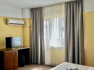 艾福雷诺德Casa Mario的酒店客房设有床和窗户。