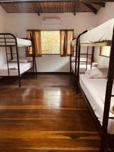 别霍港El Clan Hostel的客房设有双层床和木地板。