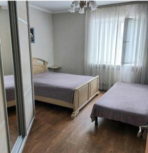 克洛佩夫尼茨基Апартаменты, 2 комн. 6 мест的一间卧室设有两张床和大镜子