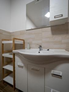 耶塞尼采Kiara 7的一间带水槽和楼梯的浴室