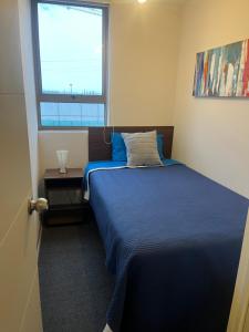 圣佩德罗德拉帕斯Departamento full equipamiento的一间卧室设有蓝色的床和窗户。