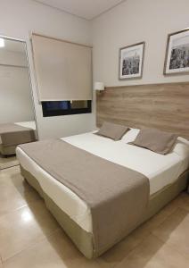 耶尔瓦布埃纳Buena Vista 3c - Bon Repos的卧室配有一张大白色床和窗户
