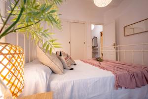 塔拉戈纳Acogedor apartamento en Serrallo的一间卧室配有带枕头的床