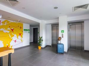 奥托佩尼Ibis Styles Bucharest Airport的墙上贴有地图的办公室大堂