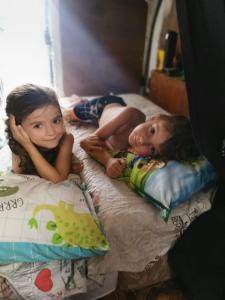 旧瓦马Camper Niklas的两个小孩躺在床上