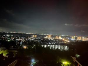 大津FEEL LAKE　VIEW的夜晚带灯光的城市景观