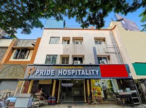 钦奈Collection O Pride Hospitality US Consulate的带有自豪热情的标志的建筑