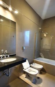 耶尔瓦布埃纳Casa Ceibo - Bon Repos的浴室配有卫生间、盥洗盆和浴缸。