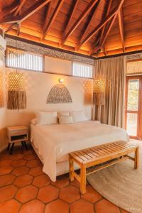 格兰德岛Rosario EcoHotel的一间卧室设有一张大床和木制天花板