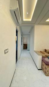丹吉尔Big appartment near soccer stadium in Tangier的走廊上设有两张床