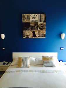 莱切省卡斯特罗查希尔住宿加早餐旅馆的一间卧室设有一张大床,拥有蓝色的墙壁