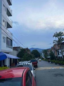 麦德林Lindo apartamento Medellín zona céntrica的路边有汽车的街道