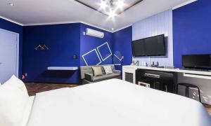 坡州市Paju Picasso的蓝色的房间,配有床和电视