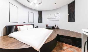 坡州市Paju Picasso的一间卧室设有一张大床和一个壁炉