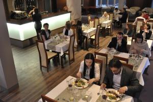 Radocza拉多扎公园活动及Spa酒店的一群坐在餐厅桌子上的人