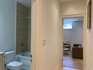 多伦多One Deluxe Bedroom Suite in Midtown的一间带卫生间和浴缸的浴室
