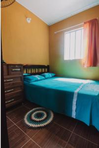 巴拉格兰德Sobrado do Eduardo的一间卧室设有两张床和窗户。