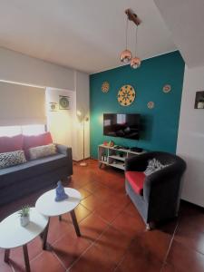 门多萨DEPARTAMENTO a 5 cuadras de la Av Aristides - Ubicacion super privilegiada的带沙发和电视的客厅