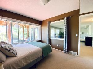 卡尔加里Private, Spacious, & Bright Home的一间卧室设有一张床和一个大窗户