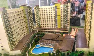曼达维市Arthomes BB3的一座带游泳池和建筑物的度假村的模型
