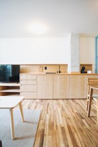 墨西哥城Xolo的厨房铺有木地板,配有桌椅。