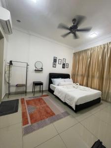 马六甲Homestay Shah Rizki@Bali Resident Melaka-muslim friedly的一间卧室配有一张床和吊扇