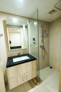 三宝垄Warhol Residence at Louise Kienne Simpang Lima Semarang的一间带水槽和淋浴的浴室