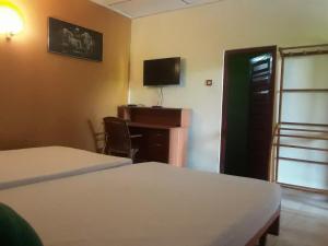 Buttala汉斯卡旅馆的客房设有两张床、一张桌子和一台电视。