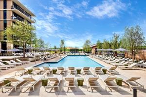弗赖拉辛Omni PGA Resort Frisco-Dallas的一个带躺椅的游泳池和一间酒店