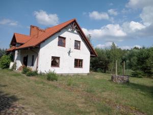 Chatka skrzatka的白色房子,有红色屋顶