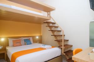 三宝垄Sans Hotel Aurum Semarang的一间卧室设有双层床和楼梯。
