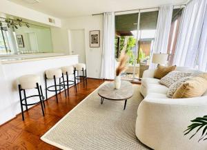 洛杉矶Urban Oasis: Stylish Mid-Century Home in Weho的客厅配有白色的沙发和椅子