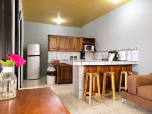 福尔图纳Butterfly Apartments的厨房配有木制橱柜和台面