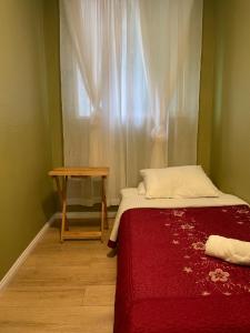 洛杉矶Small Private Room in Los Angeles wIth Free Strong WIFI!!!的一间卧室配有一张床、一张桌子和一个窗户。