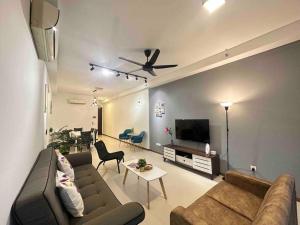 丹绒道光LM HomeyB 3BR Coastline Family Suite for 4-14 Pax with Nexflix & Coway Water Purifier的带沙发和平面电视的客厅