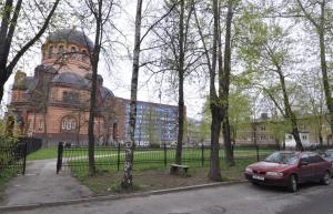 纳尔瓦Bastrakovi Apartment的停在大楼前的红色汽车