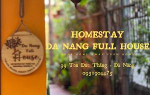 岘港Homestay Da Nang Full House的挂在墙上的房子的标志