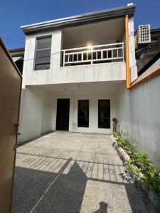 MarilaoBUDER TownHouse Abangan Marilao Bulacan Philippines的一座带车道的大型白色房屋