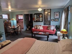 纳皮尔ART DECO 1930s Design的客厅配有红色的沙发和桌子
