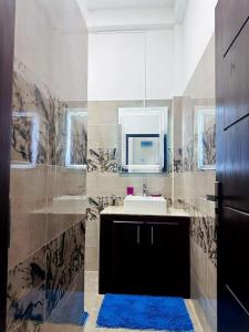 卡卢特勒DreamScape Holiday Apartment Kalutara的一间带水槽和镜子的浴室