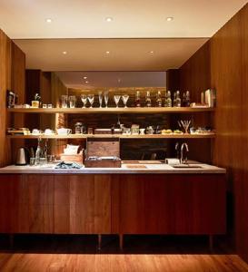 塞米亚克Potato Head Suites & Studios的厨房配有带水槽和书架的台面
