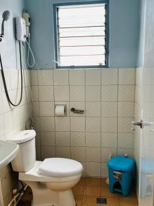 宿务May’s Homestay的一间带卫生间和水槽的浴室